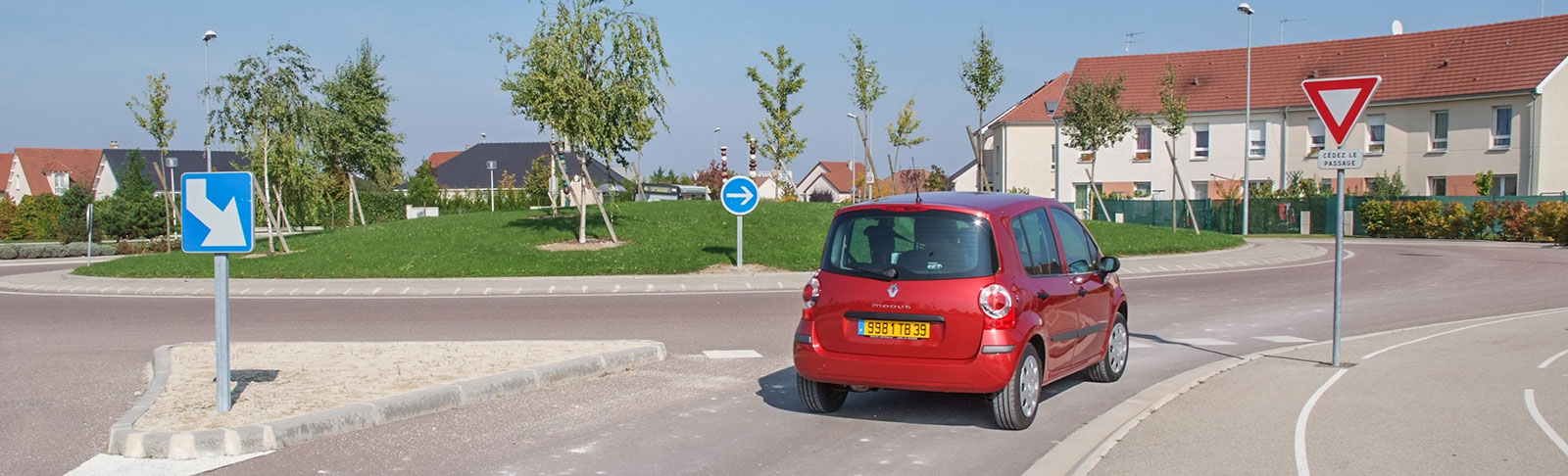 Panneau d'obligation de parking direction à gauche