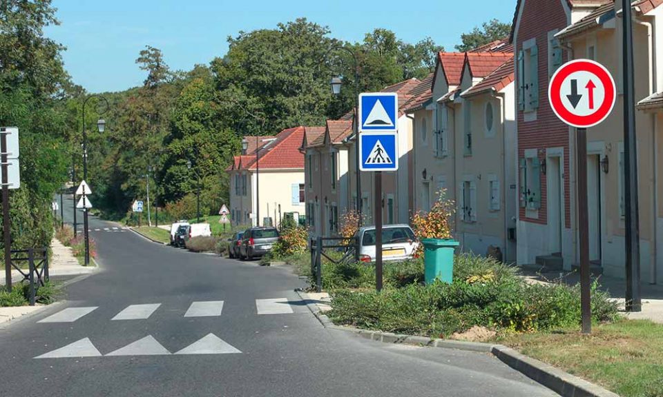 Panneau priorité de passage en face